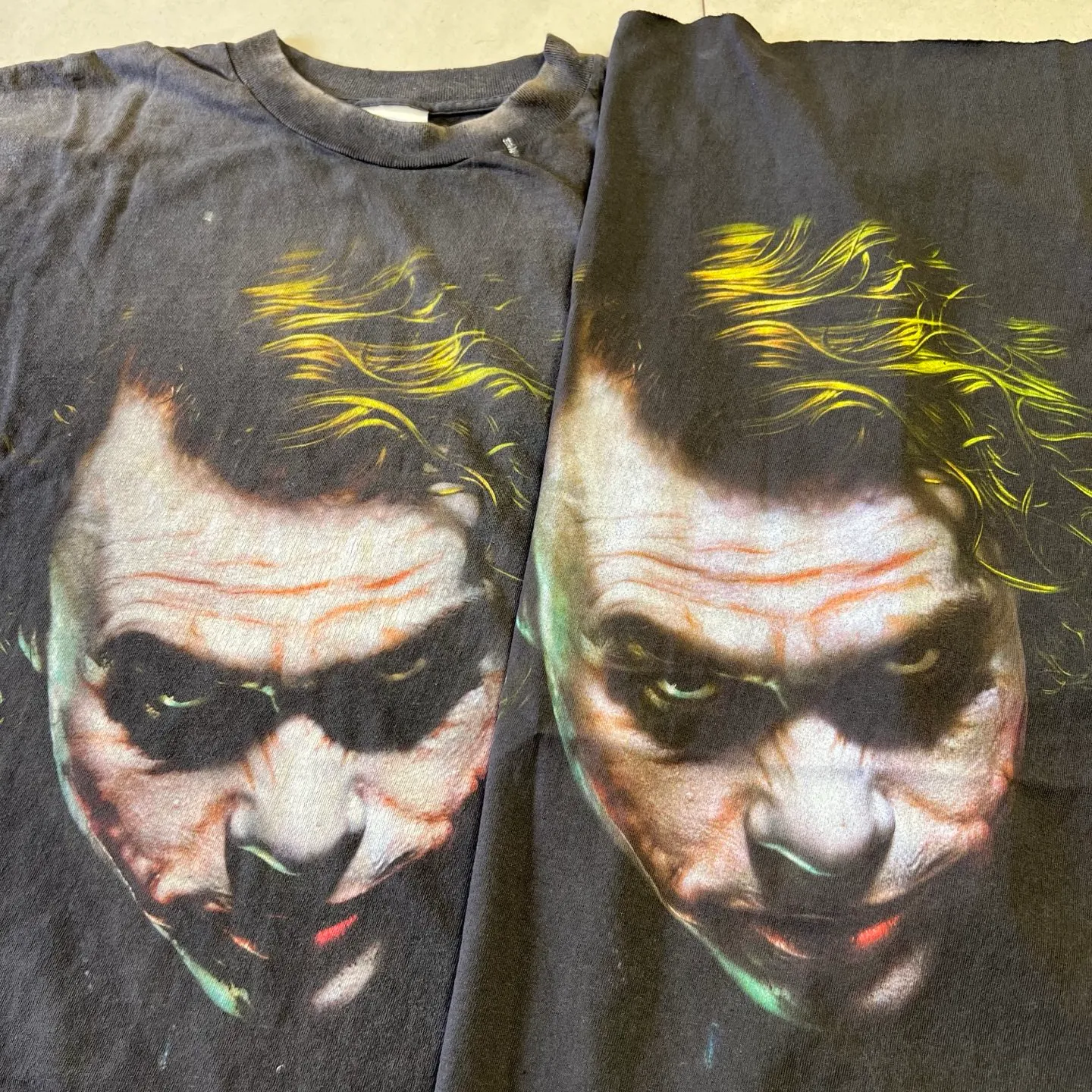⚠️This season's most important Batman and Joker IP collaboration SAINT Mxxxxxx x The Dark Knight BTM SS TEE /JOKER/BLACK Dark Knight Batman co-branded Joker character TEE Washed black S-XL Assute ready-to-wear dyeing, faded, re-washed and distressed, authentic proofing, custom-woven correct main mark, washed mark, difference between pictures and production, top-notch printing technology, God restores every pore of the Joker's headshot